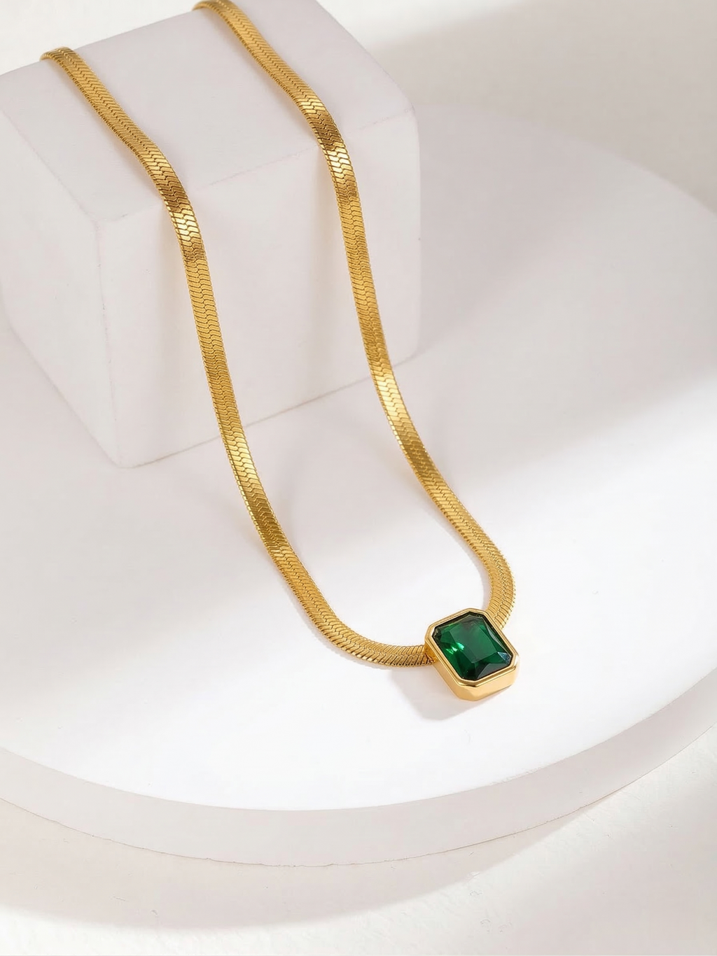 Emerald Aura Luxe Pendant Chain